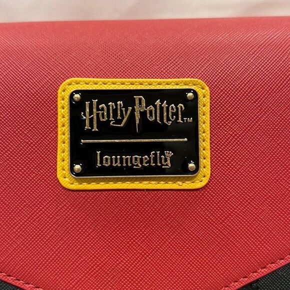 Loungefly Harry Potter Gryffindor House Crest Chain Crossbody Bag NWT 🦁 - Picture 6 of 10